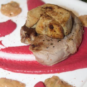 Tournedos de canard Rossini, sauce aux figues, purée de betterave